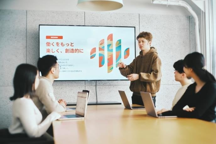 入社オンボーディングでの社員同士の交流の様子