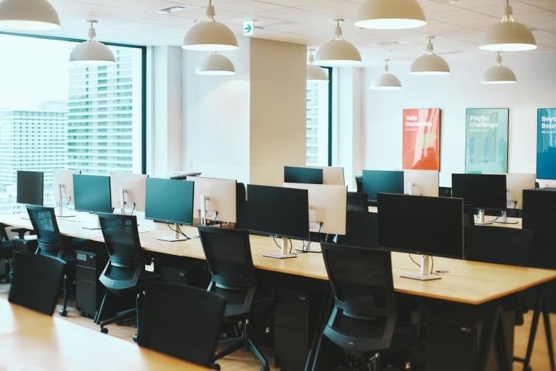 円形の木製テーブルと海の波のアートワーク