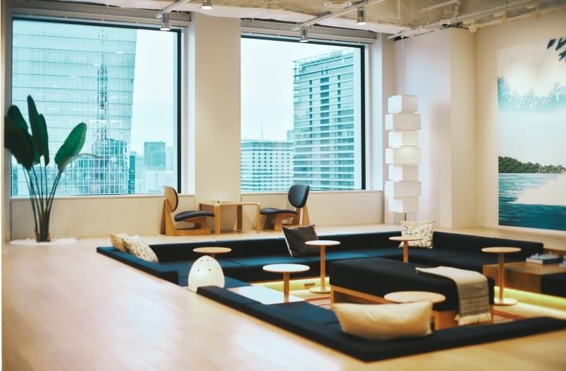 大きな窓と低い座席エリア