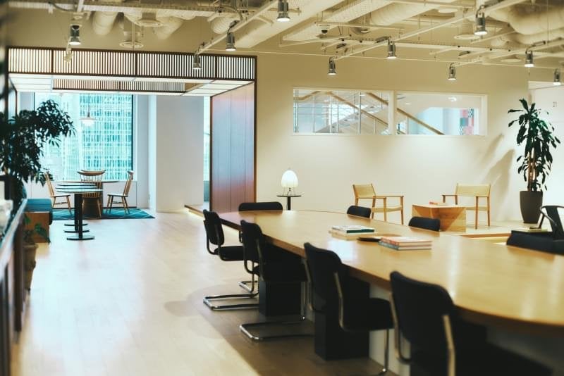 会議テーブルとラウンジエリア