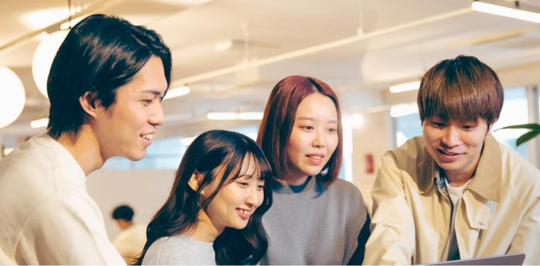 インターン（2025）：ビジネス